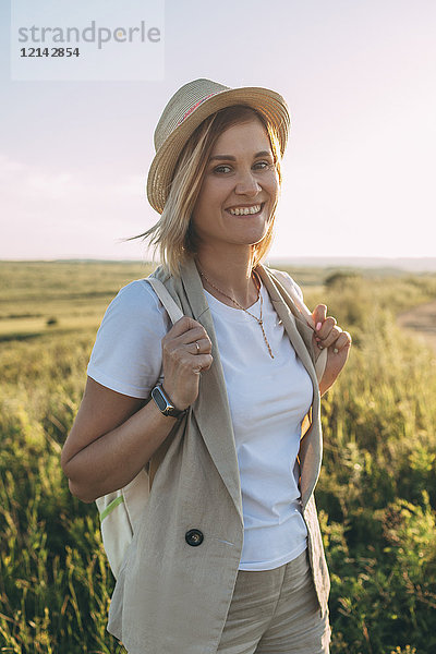 Blonde Frau mit Hut im Sommer  Wanderin