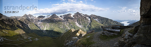 Österreich  Salzburger Land  Blick von der Edelweissspitze auf Großglockner Hochalpenstraße und Großes Wiesbachhorn