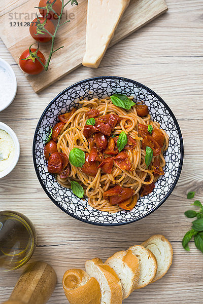 Spaghetti mit Kirschtomaten und Basilikum in einer Schüssel
