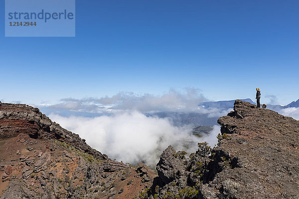 Reunion  Reunion Nationalpark  Touristischer Blick in den Krater Le Cratere Commerson an der Route forestiere du Volcan  Blick auf La Riviere des Remparts