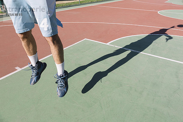 Mann spielt Basketball  Springen  Schatten