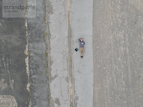 Junger Geschäftsmann mit Laptop zum Entspannen in der Einsamkeit  Quadcopter-Ansicht