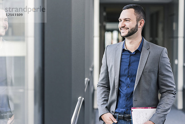 Porträt eines lächelnden Geschäftsmannes im Bürogeschoss