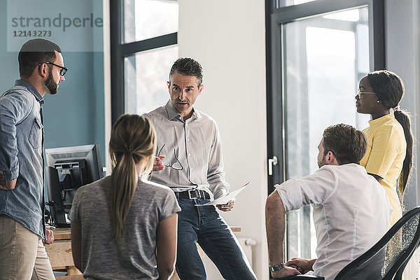 Geschäftsleute mit einer Besprechung im Büro