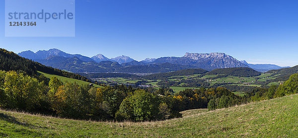 Österreich  Land Salzburg  Flachgau  Berchtesgadener Land  Blick auf Hallein  Berchtesgadener Land mit Untersberg  Reiteralm und Watzmann