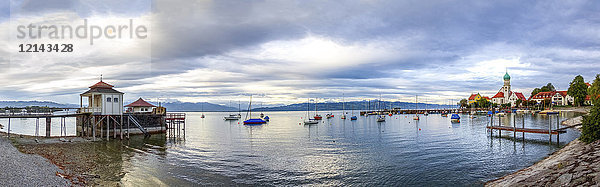 Deutschland  Baden-Württemberg  Bodensee  Wasserburg  Hafen mit Georgskirche