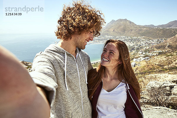 Südafrika  Kapstadt  glückliches junges Paar in Küstenlandschaft