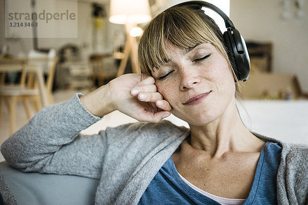 Entspannte Frau mit geschlossenen Augen Musik hören mit Kopfhörer
