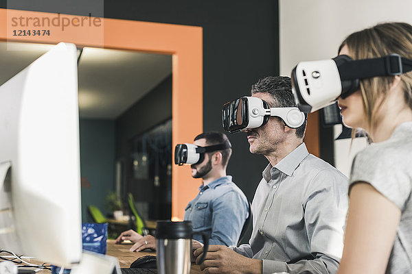 Kollegen mit VR-Brille im Büro