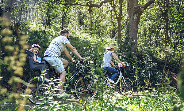 Familienradfahren im Wald