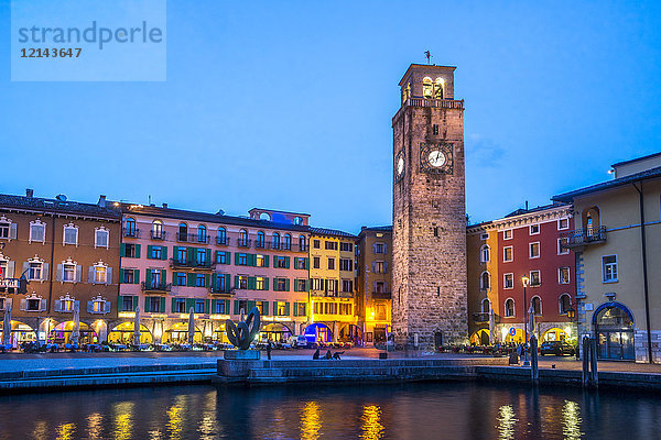 Italien  Lombardei  Gardasee  Riva del Garda  Torre Apponale  blaue Stunde