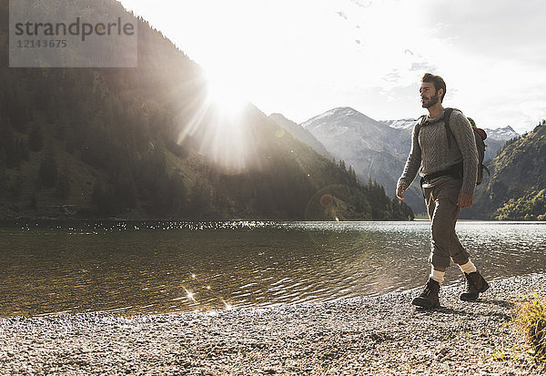 Österreich  Tirol  junger Mann beim Wandern am Bergsee