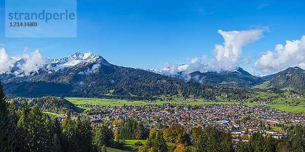 Deutschland  Bayern  Allgäu  Blick nach Oberstdorf  im Hintergrund Hoher Ifen  Gottesacker Plateau  Toreck  Kleinwalsertal  Vorarlberg  Allgäuer Alpen in Österreich