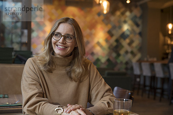 Porträt einer lachenden Geschäftsfrau in einem Restaurant