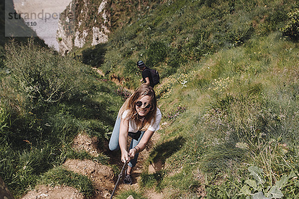 Frankreich  Cote d'Albatre  Felsenküste  junge Frau beim Klettern am Seil