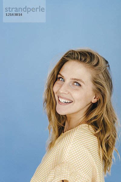 Porträt einer glücklichen jungen Frau