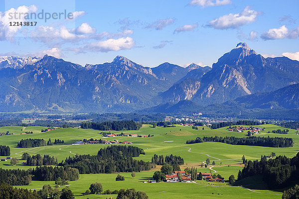 Deutschland  Bayern  Schwaben  Allgäu  Ostallgäu  Blick auf die Ammergauer Alpen mit Tegelberg und Säuling