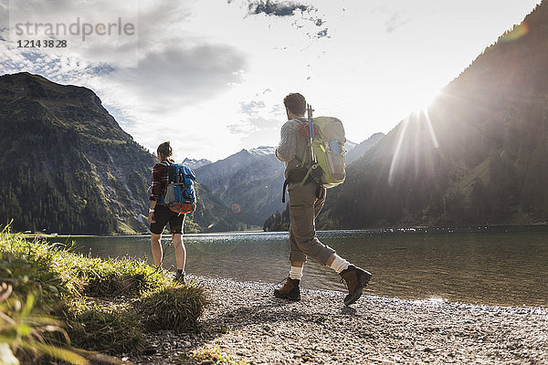 Österreich  Tirol  junges Paar beim Wandern am Bergsee