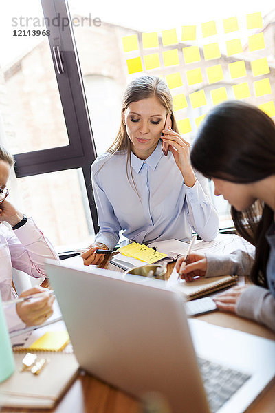 Geschäftsfrauen bei einer Besprechung im Büro