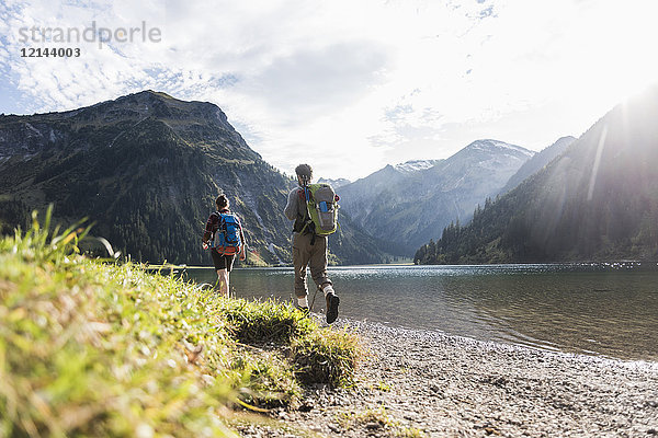 Österreich  Tirol  junges Paar beim Wandern am Bergsee