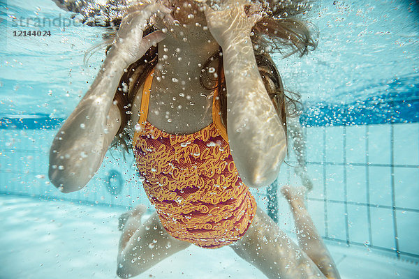 Mädchen unter Wasser im Schwimmbad