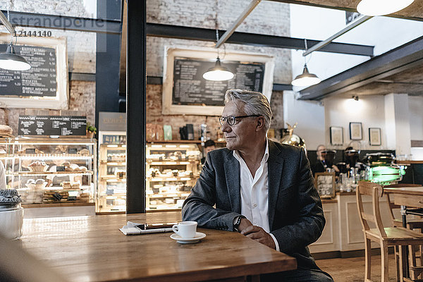 Geschäftsmann bei einer Pause im Café