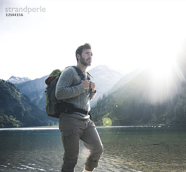 Österreich  Tirol  junger Mann beim Wandern am Bergsee