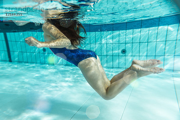 Mädchen schwimmen unter Wasser im Schwimmbad