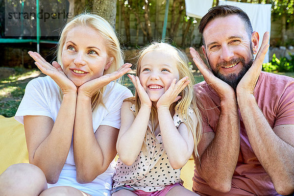 Porträt einer glücklichen Familie mit gleichem Gesicht
