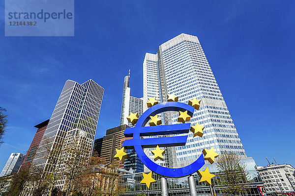 Deutschland  Frankfurt  Eurozeichen und Wolkenkratzer der Europäischen Zentralbank im Hintergrund