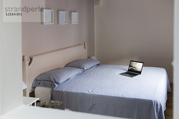 Laptop auf einem Bett