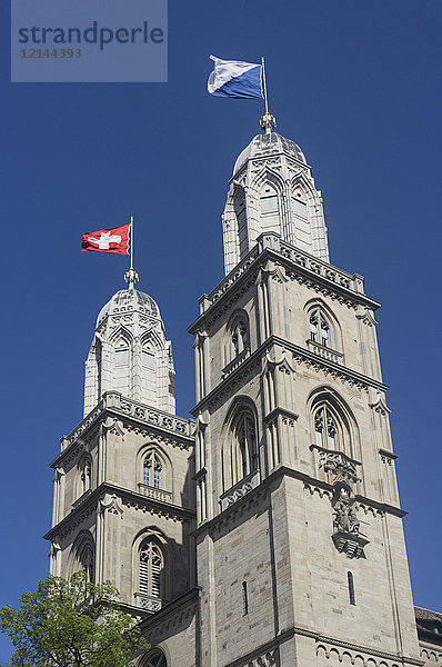Schweiz  Zürich  grosses Münster mit Schweizer Flagge