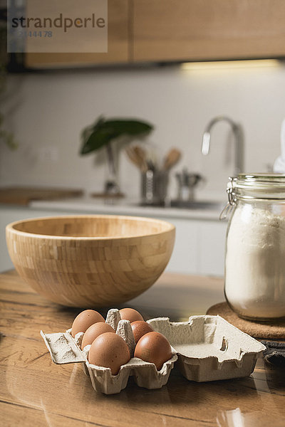 Holzschale  braune Eier und Mehl zur Teigbereitung