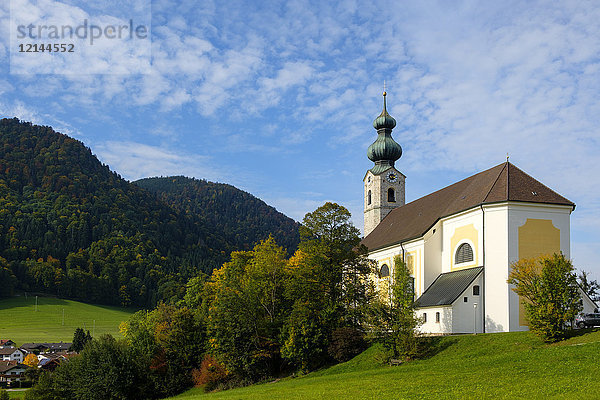 Deutschland  Bayern  Ruhpolding  Blick auf die St. Georgskirche