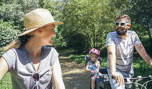 Pärchengespräche während einer Radtour mit der Familie