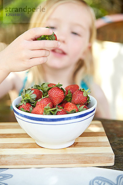 Mädchen essen Erdbeeren Form Schüssel