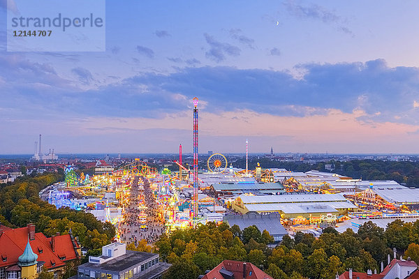 Deutschland  Bayern  München  Blick auf das Oktoberfest auf der Theresienwiese am Abend