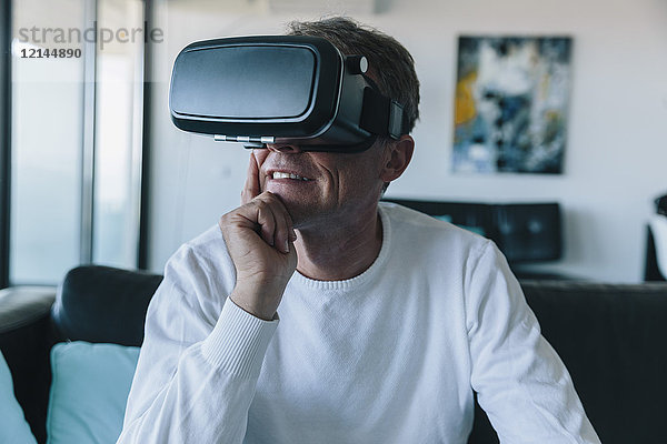 Mann mit VR-Brille in einer Wohnung