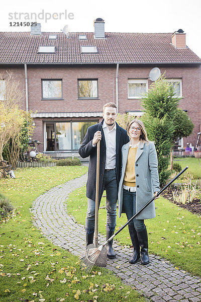 Porträt des im Herbst im Garten stehenden Paares