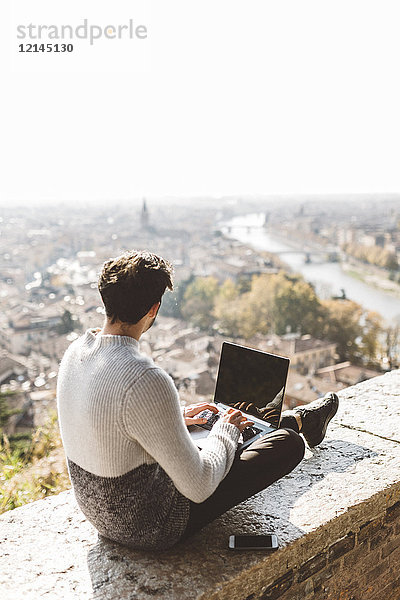 Italien  Verona  Touristen mit Laptop  Aussichtspunkt