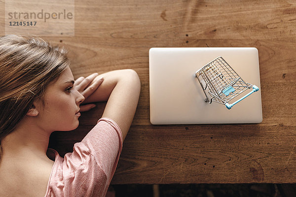 Junge Frau beim Einkaufen auf dem Laptop  Online-Shopping