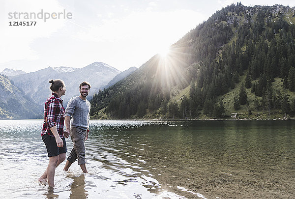 Österreich  Tirol  Wanderpaar erfrischend im Bergsee