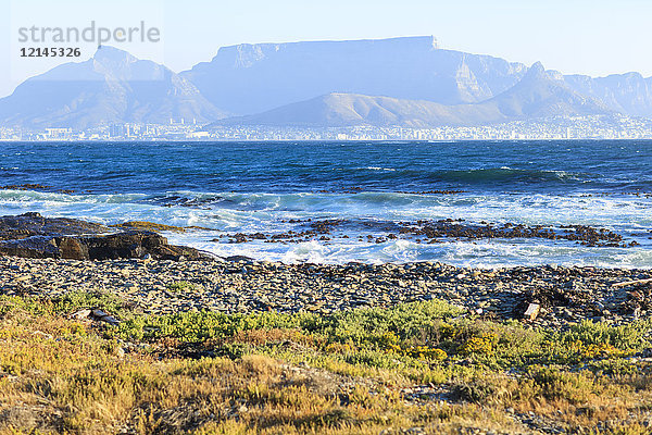 Südafrika  Kapstadt  Robben Island  Strandpromenade mit Blick auf den Tafelberg