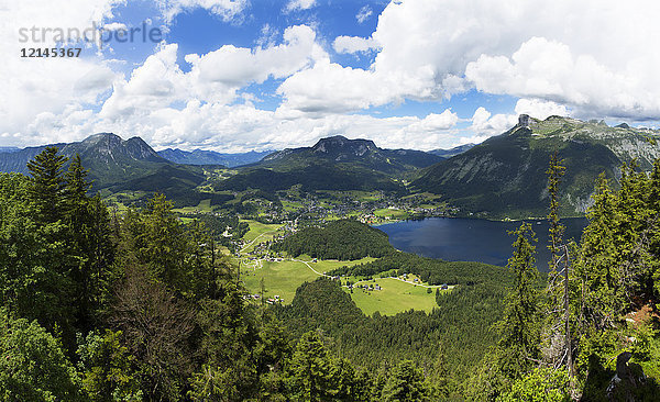 Österreich  Steiermark  Salzkammergut  Ausseerland  Blick von Tressenstein auf Altaussee und Loser