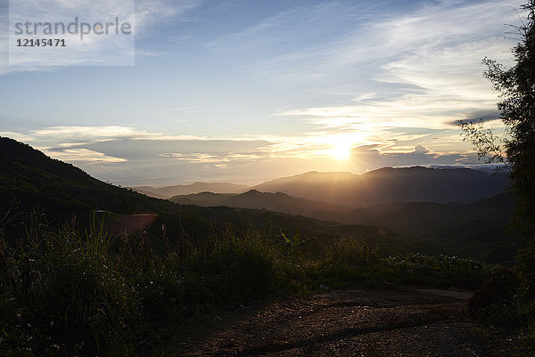 Thailand  Sonnenuntergang vom Gipfel des Phu Chi Fa Berges