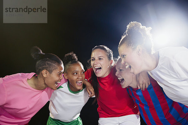 Enthusiastische junge Fußballerinnen feiern  jubeln im Haufen