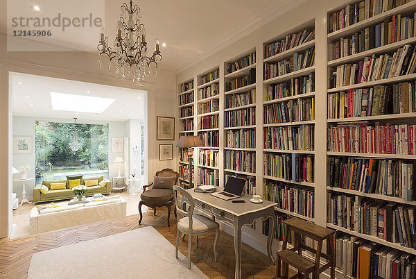 Bücher im Bücherregal in einer luxuriösen Wohnbibliothek