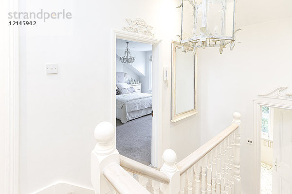 Weißes  luxuriöses Treppenpodest mit Blick auf das Schlafzimmer
