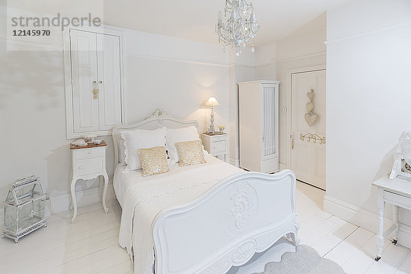 Weißes  luxuriöses Wohnschlafzimmer mit Kronleuchter