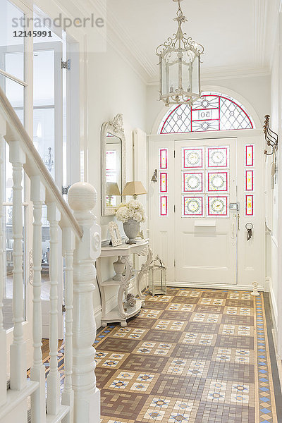 Weißes  luxuriöses Wohnvitrinen-Foyer mit Kronleuchter